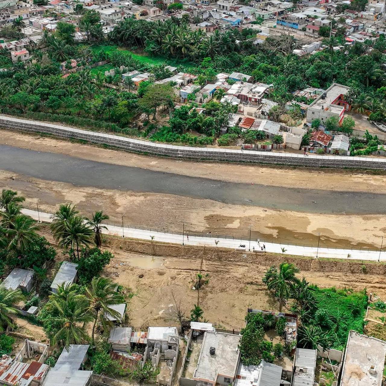 Defensa de margen de río en zona urbana